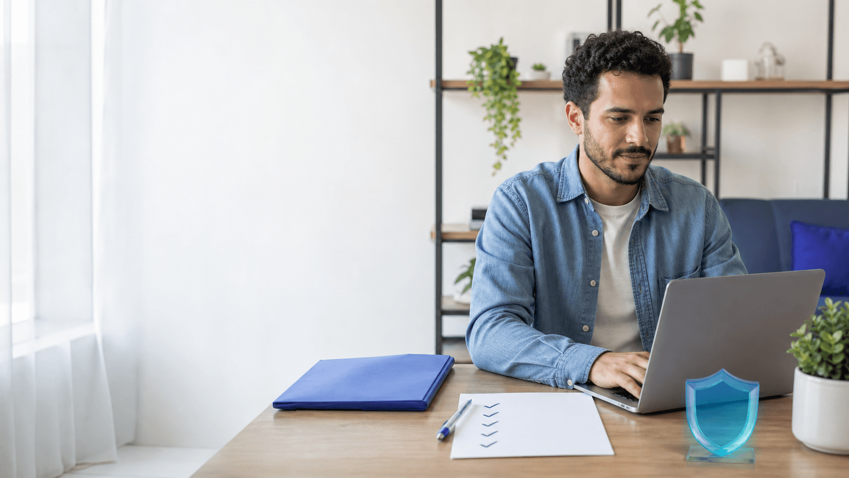 Freelancer revisando uma proposta com segurança